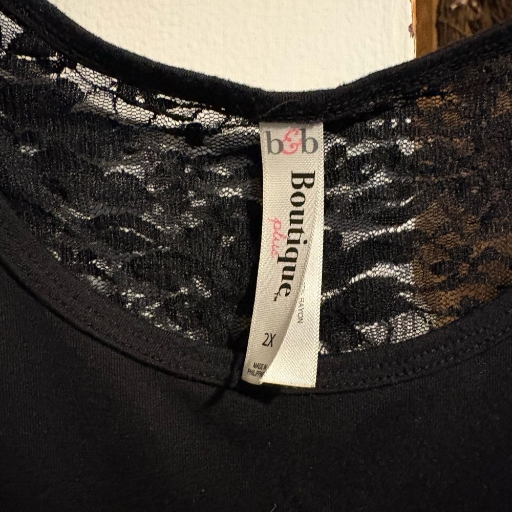 Chic Black Lace Accent Women's Long Sleeve Top - Picture 2 of 3